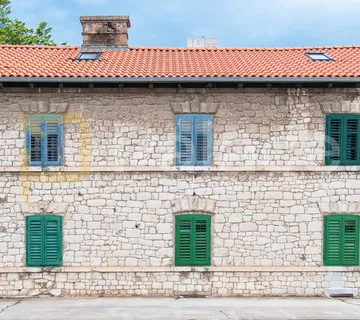 Renovirani dvoetažni stan S4 u manjoj zgradi: Šibenik-centar, 70 m2 - cover