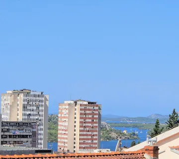PRILIKA: Komforan stan s vrtom i garažom, Šibenik-Baldekin, 133 m2