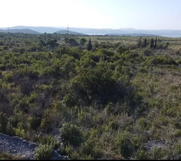 Veliko poljoprivredno zemljište uz NP Krka, idealno za OPG - Lozovac