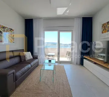 Luksuzni stan 55 m² s privatnom krovnom terasom i jacuzzijem – Trogir - cover