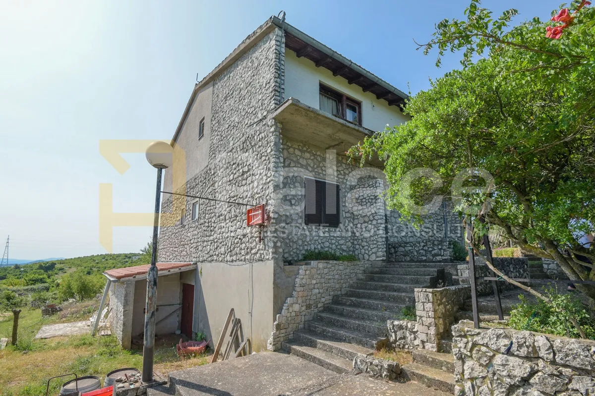 Stambeno poslovna kuća s velikom okućnicom, Stankovci-Crljenik, 300 m2 - cover
