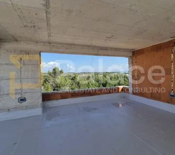 Prostrani stan na prvom katu s krovnom terasom i bazenom u Vodicama - Vodice