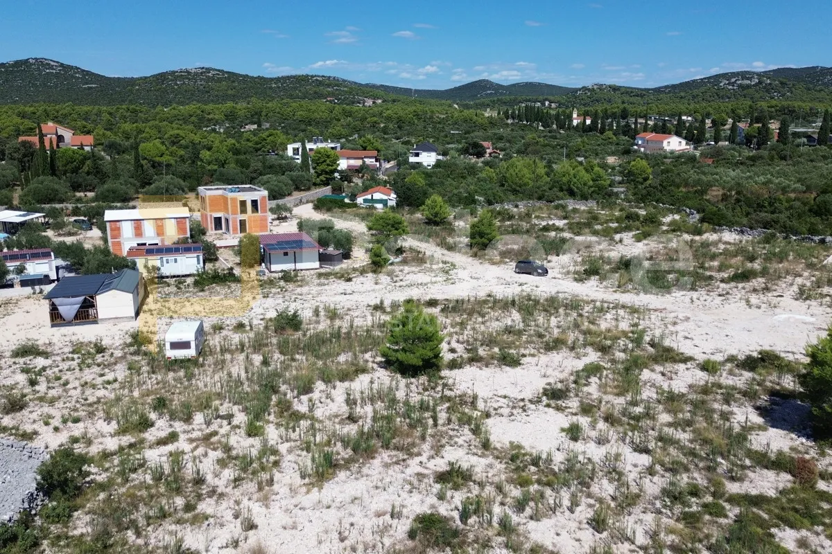 Pirovac: Građevinsko zemljište 670m2 - cover