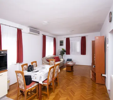 Uređena samostojeća kuća s 4 apartmana i dvorištem, Murter, 275 m2 - Murter, Murter-Kornati