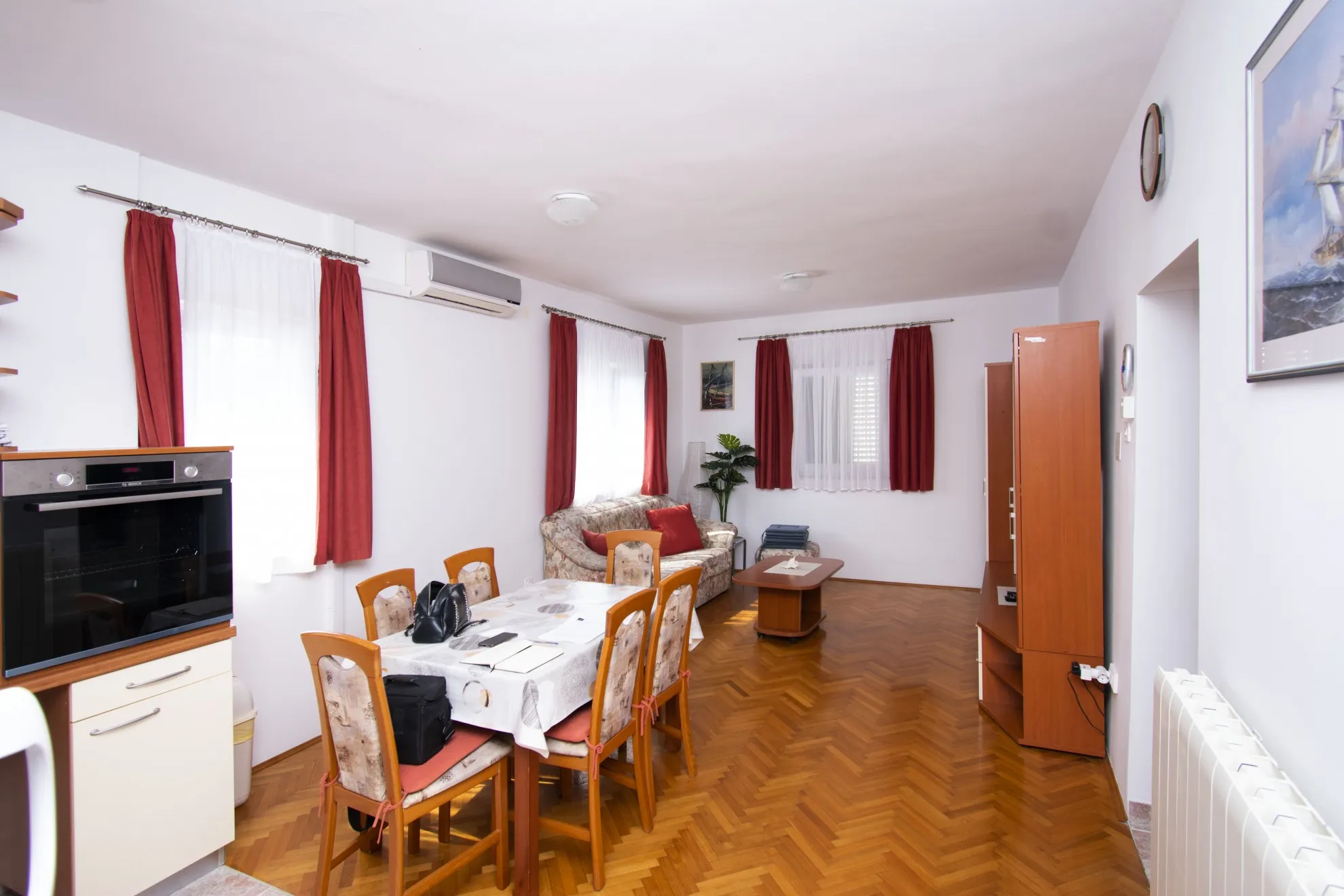 Uređena samostojeća kuća s 4 apartmana i dvorištem, Murter, 275 m2 - cover