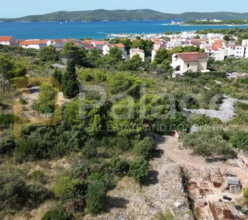 Brodarica: Građevinsko zemljište s panoramskim pogledom na more 1270m2 - cover