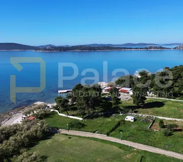 Trosobni stan u prizemlju prvi red do mora 142m2 - Vodice
