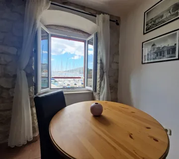 Kamena kuća, prvi red uz more - cover