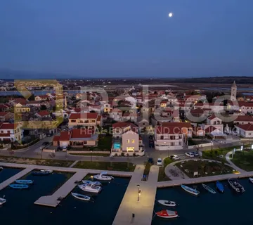 Luksuzna vila u centru Nina – prvi red do mora - cover