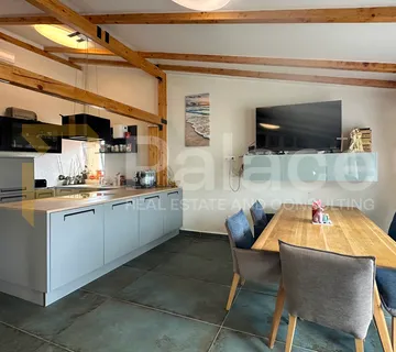 Moderno uređen dvosoban stan na obali, 119 m2 - Tisno - cover