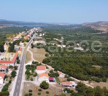 Atraktivno građevinsko zemljište uz cestu, Šibenik-Vrpolje, 1936 m2 - Vrpolje, Šibenik
