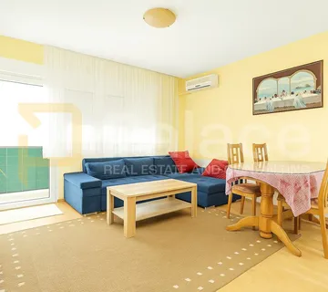 Stan 85 m², loggia i vrt, samo 150 m od plaže – Kaštel Stari - cover