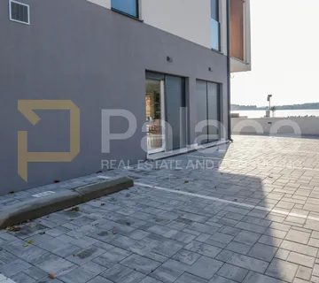 Srima, poslovni prostor prvi red do mora – savršena poslovna prilika - Srima, Vodice