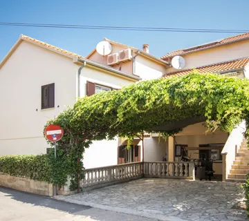 Uređena samostojeća kuća s 4 apartmana i dvorištem, Murter, 275 m2 - Murter, Murter-Kornati