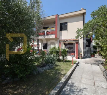 Kuća na Brodarici s velikom okućnicom i garažom - Brodarica, Šibenik