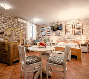 Šibenik : Dva studio apartmana u samom centru grada u kamenoj kući