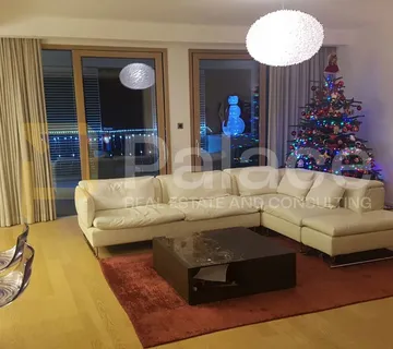 Prekrasan dvosoban stan u zgradi Bel Etage, Duilovo, 160m²