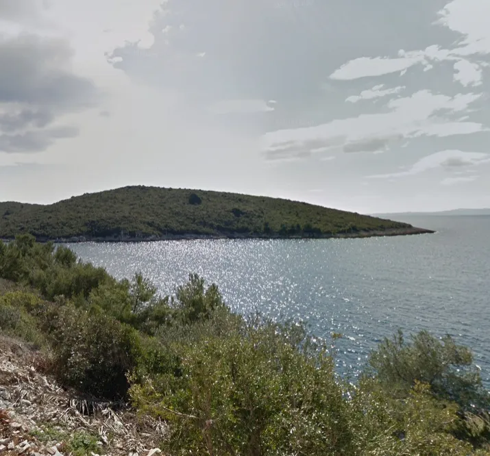 Atraktivno poljoprivredno zemljište u predivnoj Maslinici, otok Šolta - cover