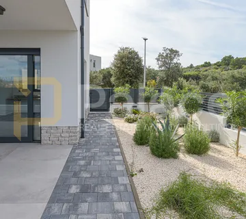 Apartman s vrtom, parkingom i pogledom na more AP1 u novoj zgradi, Murter 89 m2 - cover