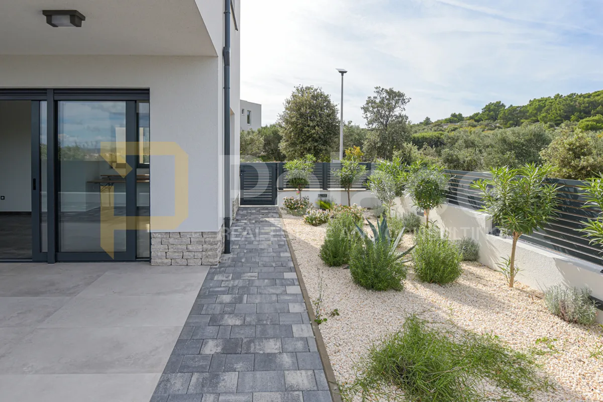 Apartman s vrtom, parkingom i pogledom na more AP1 u novoj zgradi, Murter 89 m2 - cover