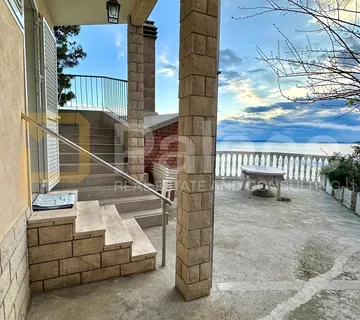 Kuća u Stobreču, prvi red do mora s otvorenim pogledom i garažom - cover