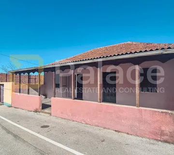 Kuća prizemnica s garažom i dvorištem, Perković, 160 m2 - cover