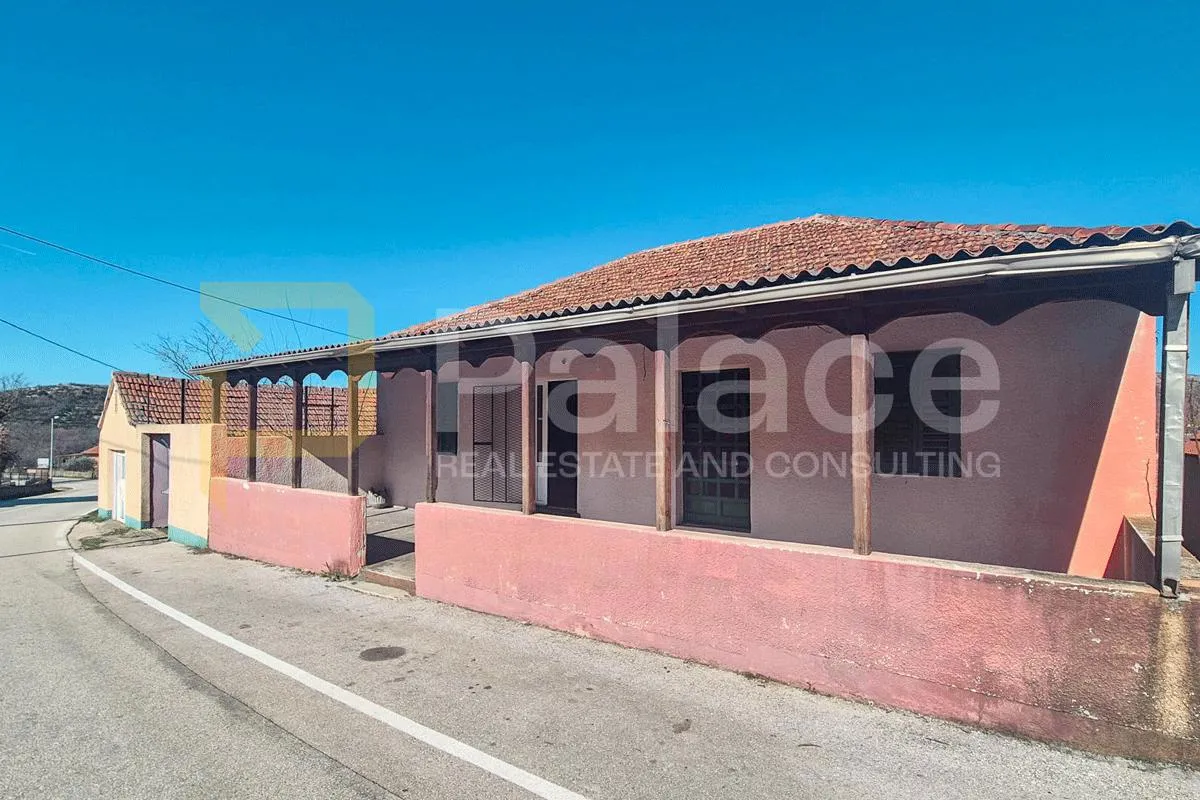 Kuća prizemnica s garažom i dvorištem, Perković, 160 m2 - cover