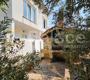 Trosoban stan s vrtom, lođom i parkingom , odlična lokacija - Kaštel Gomilica, Kaštela