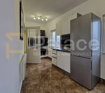 Kuća s tri stana i velikom krovnom terasom - Sveti Kuzam, 181,08 m² - cover