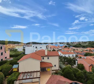 Luksuzni penthouse s pogledom na more i garažom u Pomeru - cover