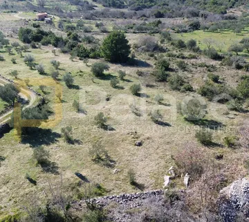 Obrađeno poljoprivredno zemljište u zaleđu Vodica - Vodice