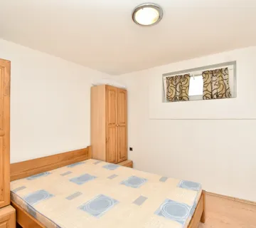 Stan u kući na obali sa tri uhodana apartmana - Tribunj