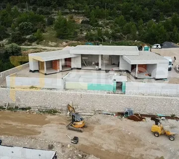 POSEDARJE: Vila s panoramskim pogledom na more i infinity bazenom - cover