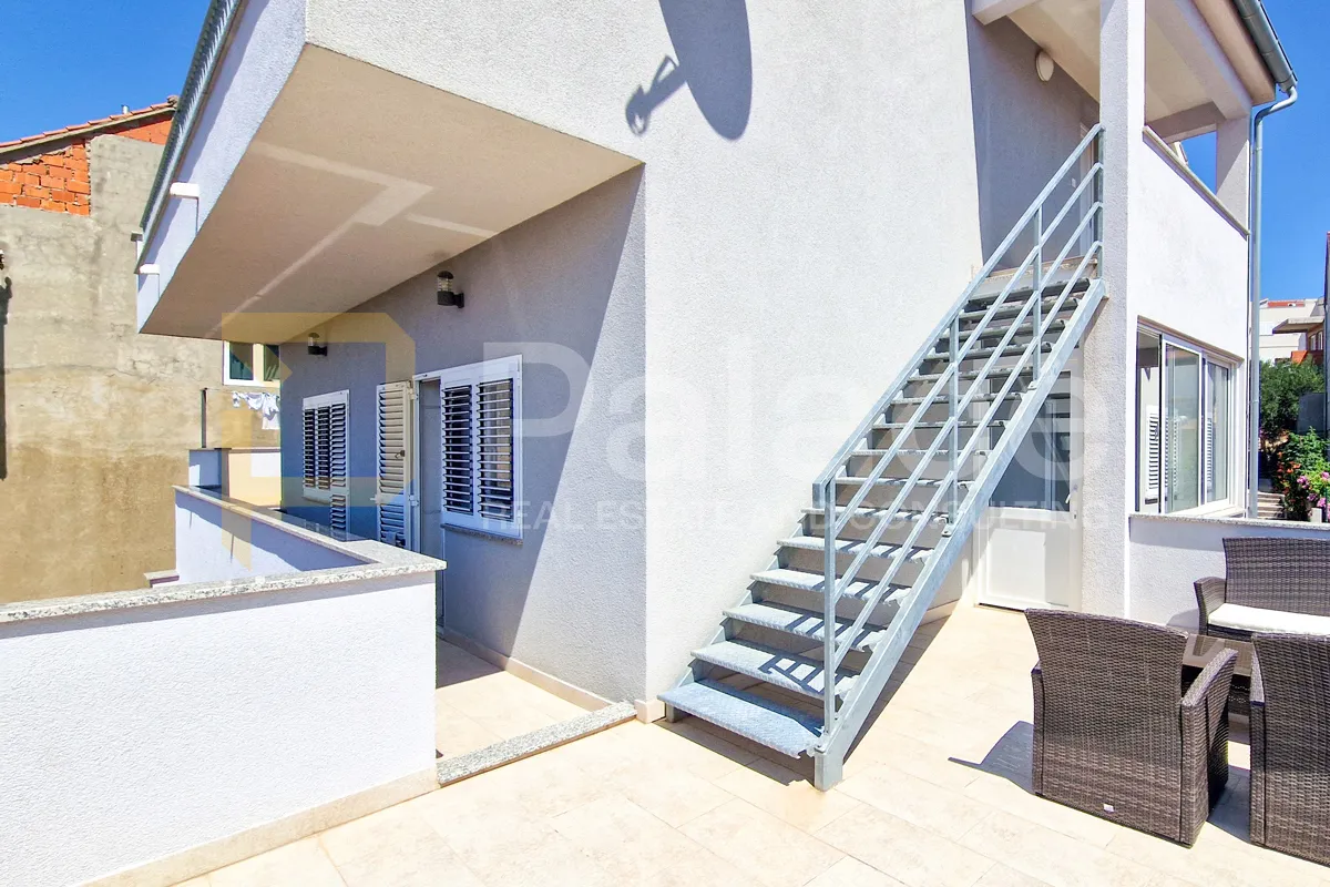 Komforan trosoban stan u kući s pogledom, 2 parkinga, Šibenik 133 m2 - cover