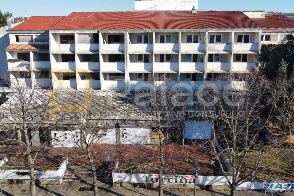 JEDINSTVENA PRILIKA: Hotel za renovaciju u centru Benkovca - cover