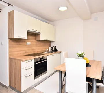 Prostrani studio apartman 39m2 u Primoštenu sa terasom i parkingom