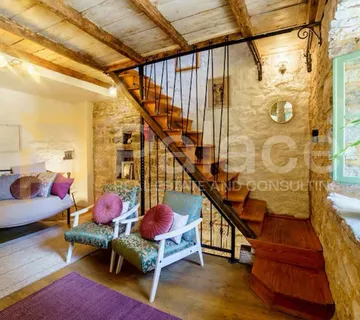 Kamena kuća u srcu Kaštel Sućurca 50m od mora, kompletno renovirana - cover