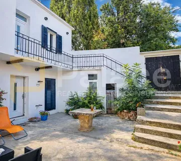 Šibenik, Varoš: Potpuno namještena kuća s dva stana u centru grada