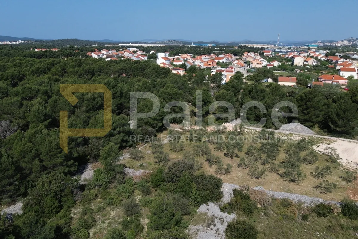 Atraktivan građevinski teren s priključkom vode u predgrađu Šibenika - cover