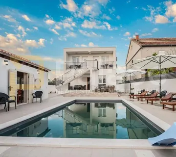 Villa sa bazenom - centar Sukošana