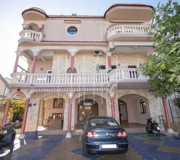 Apartmanska kuća za zaljubljenike u turizam u Vodicama, 980.00 m2 - Vodice