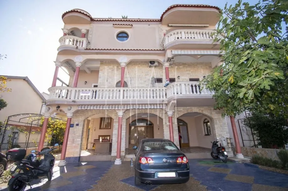 Apartmanska kuća za zaljubljenike u turizam u Vodicama, 980.00 m2 - cover