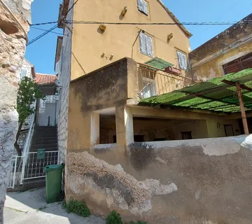 Prava prilika za investiciju!!!-kuća prvi red do mora, Trogir - cover