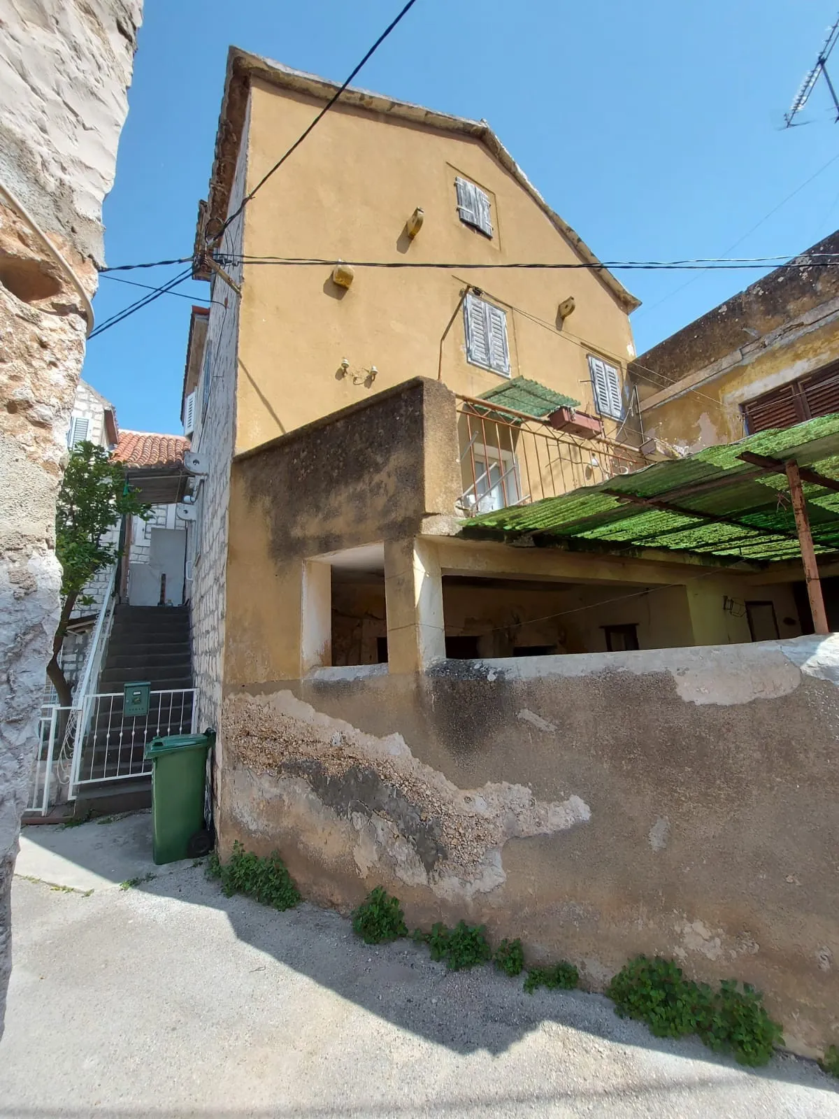 Prava prilika za investiciju!!!-kuća prvi red do mora, Trogir - cover