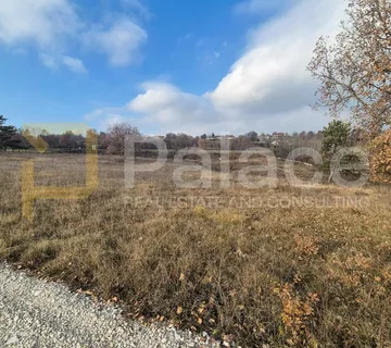 Tinjan: poljoprivredno zemljište 2.233 m² uz građevne parcele