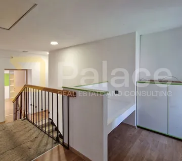 Treći kat poslovne zgrade za zakup – strogi centar Rijeke, 98m² - Rijeka