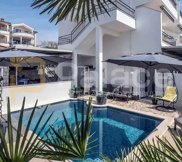 Moderno opremljena vila sa sedam apartmana - cover