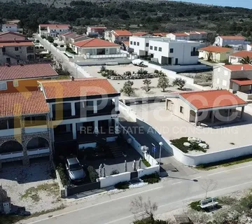 Vir - 1. red do mora! Luksuzna kuća sa 3 apartmana - cover