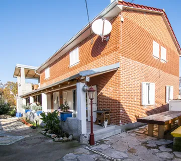 Obiteljska kuća s dvorištem, Matase, 240 m2 - cover
