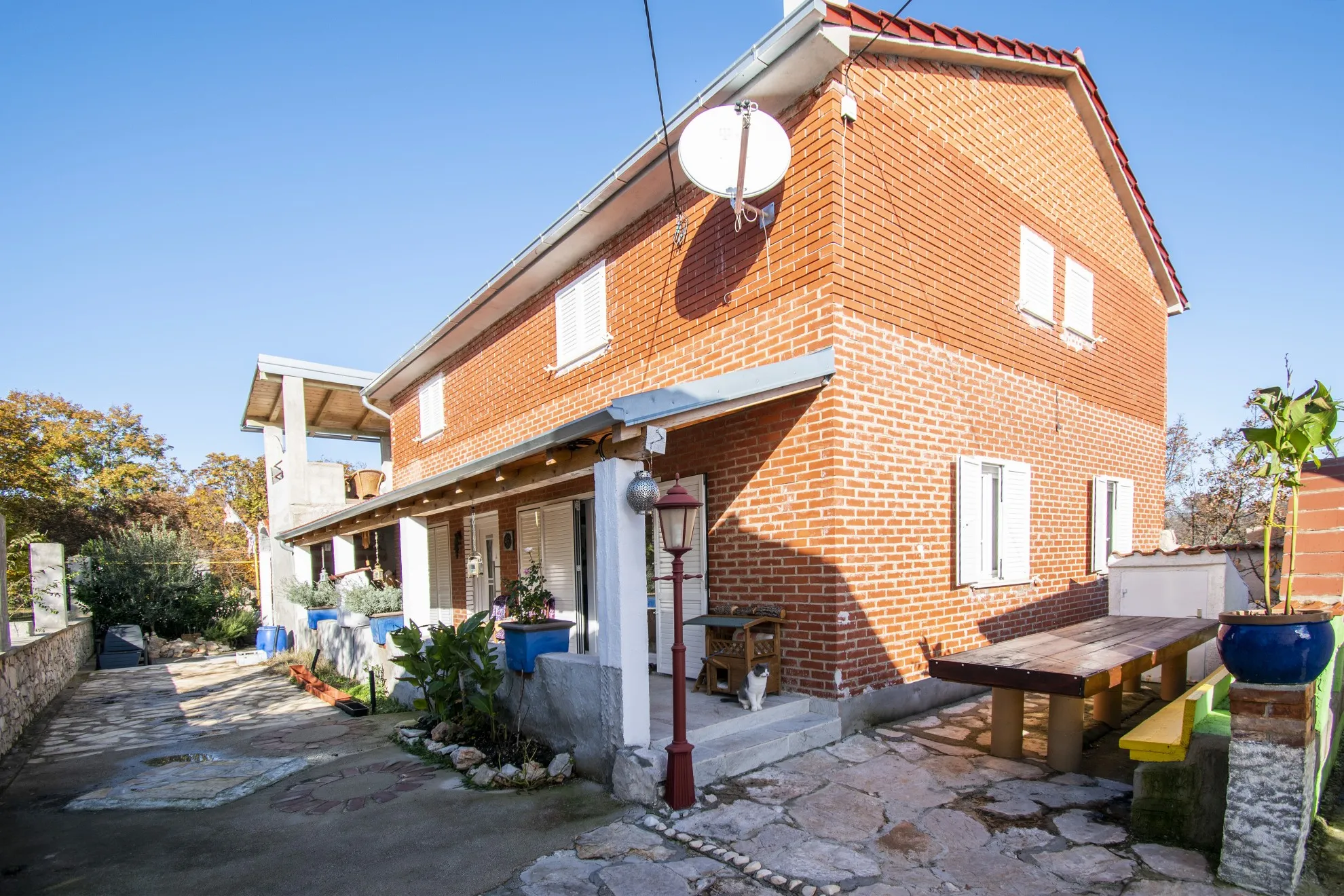 Obiteljska kuća s dvorištem, Matase, 240 m2 - cover